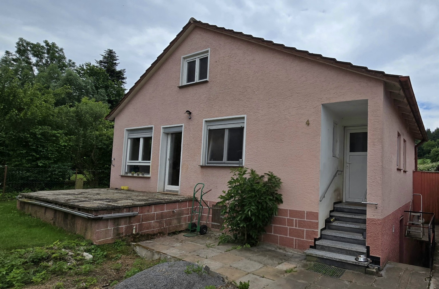 Bestand eines kleinen Wohngebäudes vor Umbau und energetischer Sanierung