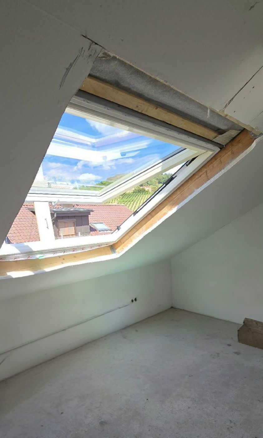Großes Dachfenster während der Ausbauarbeiten