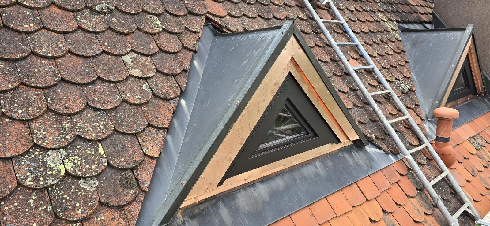 Dreiecksgauben mit neuen Holz-Aluminium-Fenstern und neuen Abdeckungen