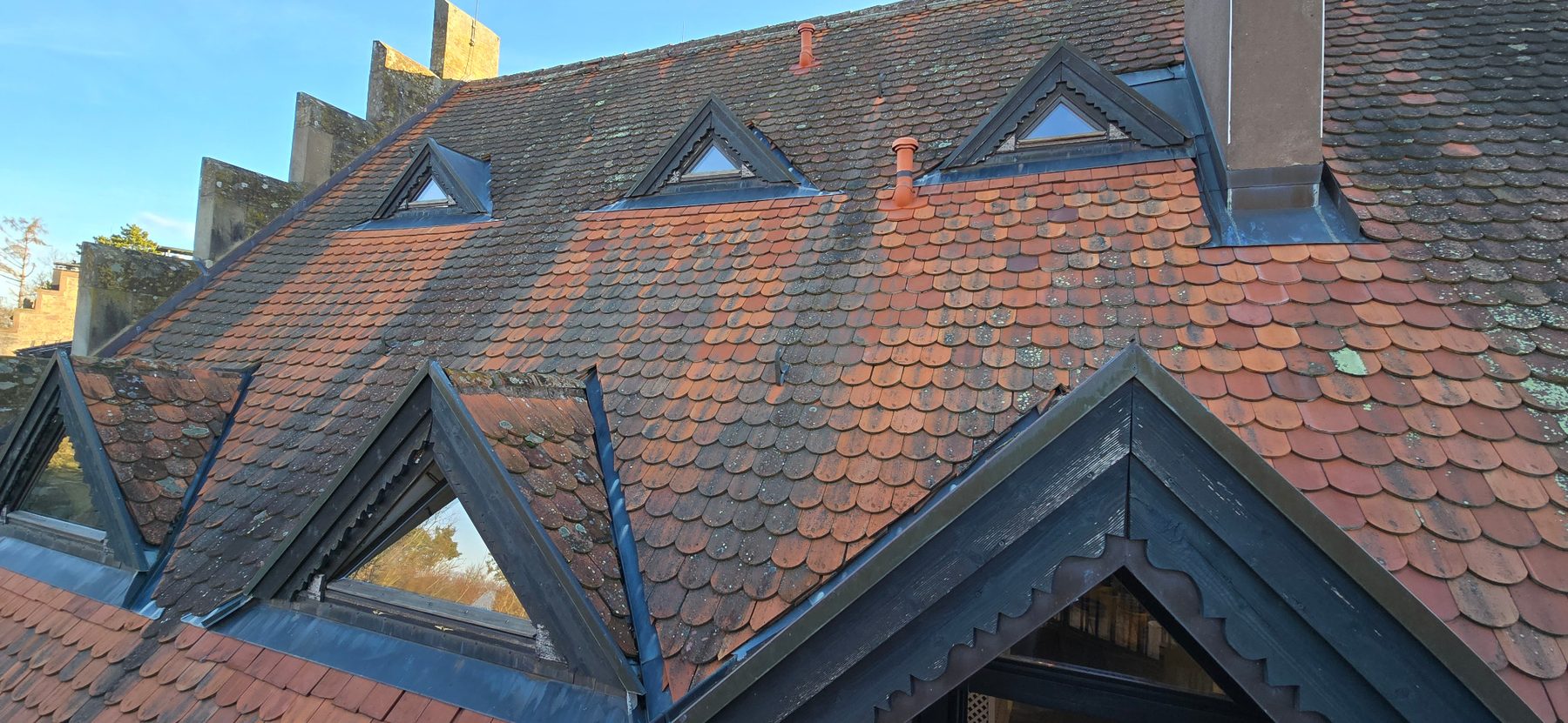 Historischer Altbau mit aufwendigem Gerüstaufbau für Fenster- und Dacharbeiten